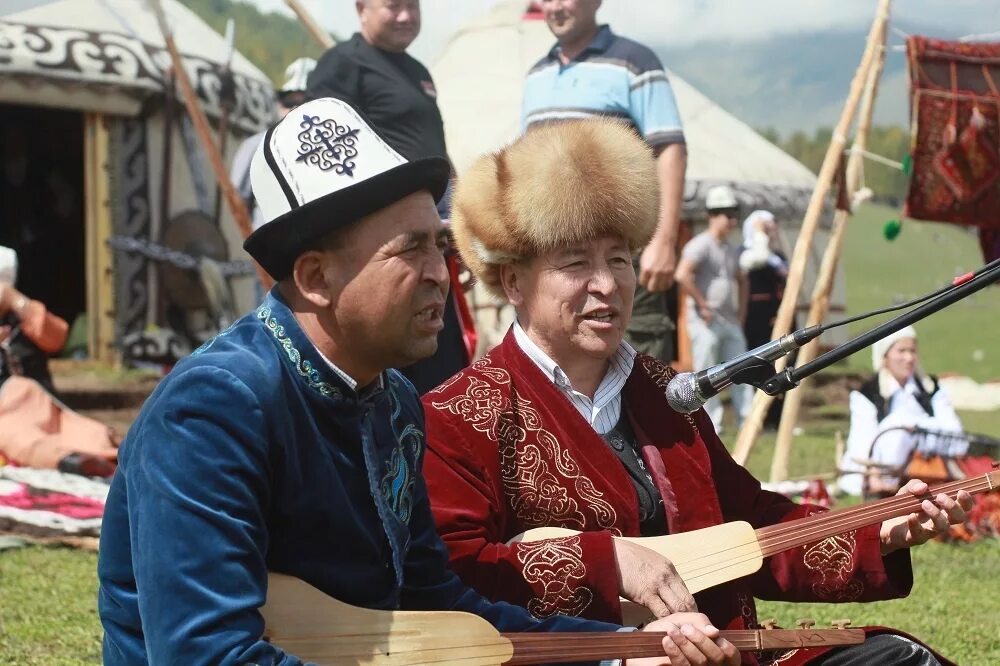 Выступление казахов. Казахский акын. Акыны Киргизии. Акын фото казах. Казахская степь акын.
