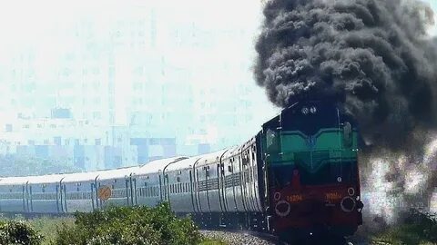 Тепловоз издает гудок