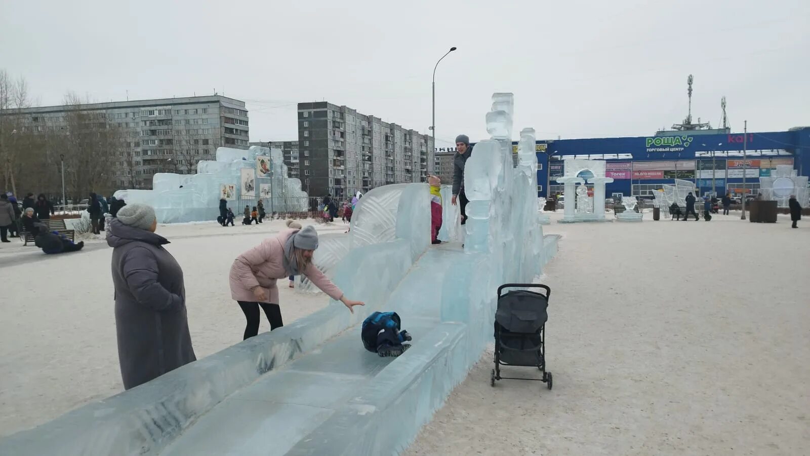 Погулять в красноярске зимой. Парк Космонавтов Красноярск. Сквер Космонавтов Красноярск. Ледяные скульптуры. Ледяных Горках.