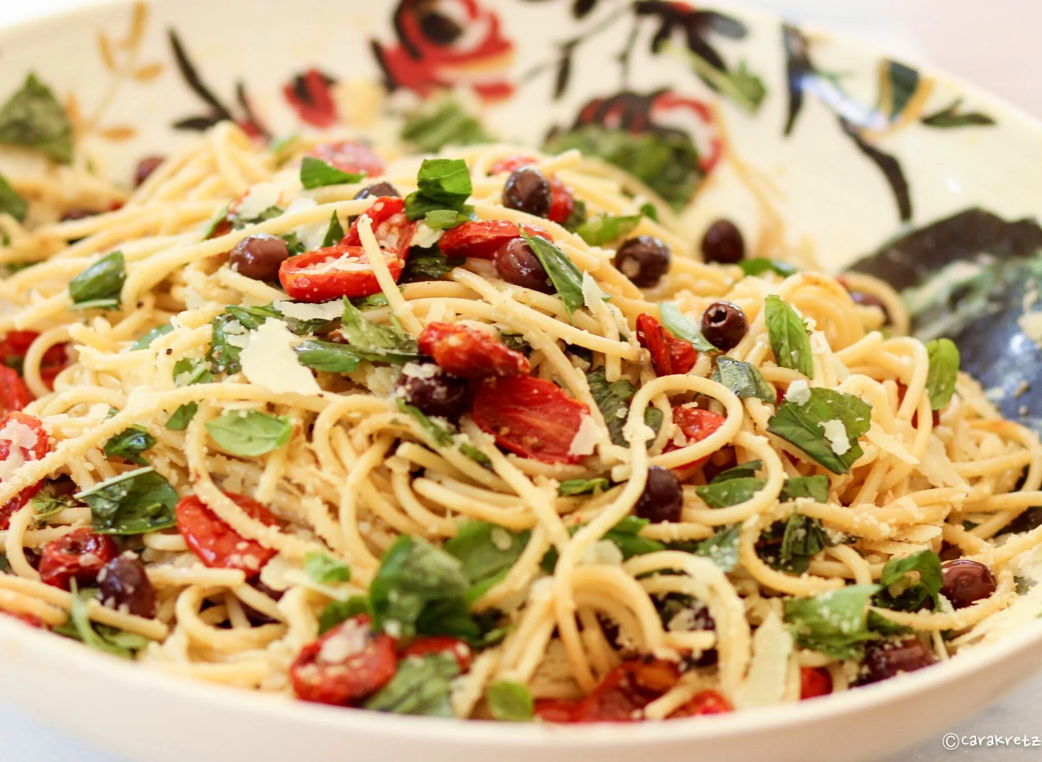 Итальянская кухня. Салаты итальянской кухни. Итальянский салат с макаронами. Итальянский салат со спагетти.