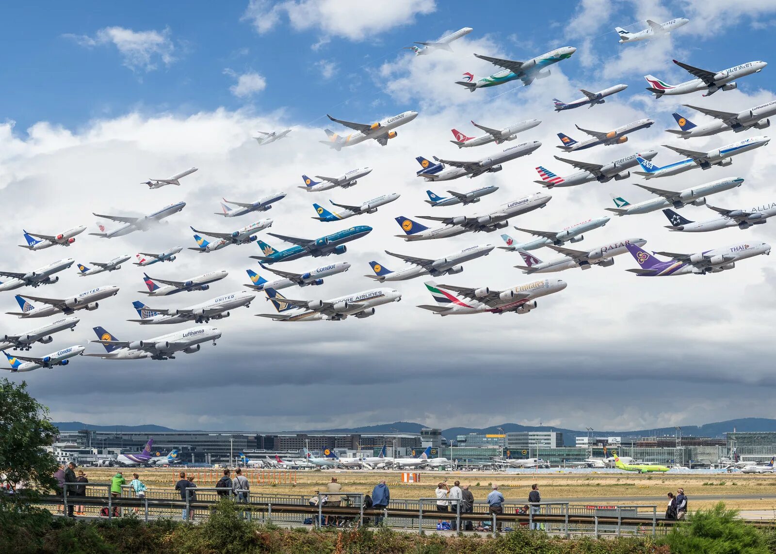 Сайт полетел. Разные самолеты. Куча самолетов. Много самолетов в небе. Самолет и аэропорт.