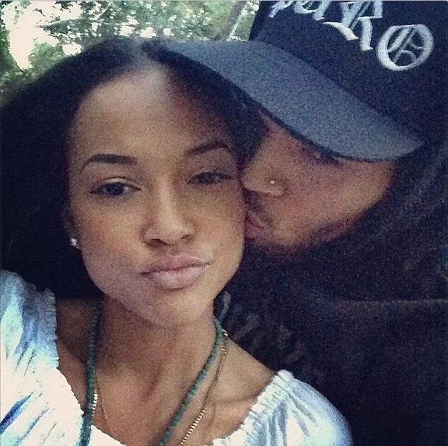 Tran post. Chris Brown and Karrueche. Карруче тран Инстаграм. Карруче тран драка с Рианной. Chris Brown selfie.