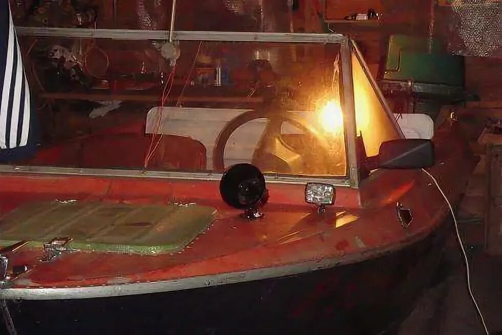 Стекло на лодку крым. Ветровое стекло на катер SRV 20. Стекла для лодки Крым ас2. Лодка Крым 80год. Фары на лодку.