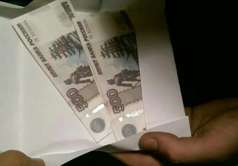 фальшивая 5000 купюра. слово на купюрах 5000 нанялись. поддельные деньги. подделка купюр. фальшивые деньги.