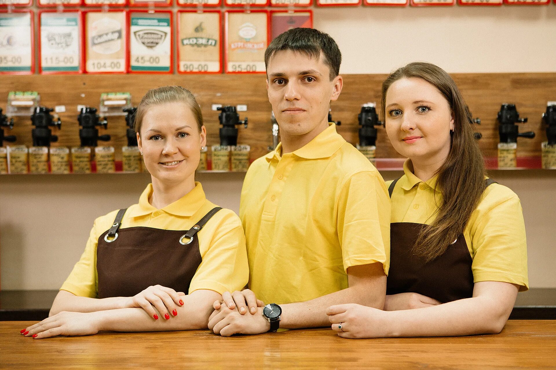 Продавец учитель. Продавец-наставник. наставничество у продавцов. корпоративная одежда для пивных магазинов.