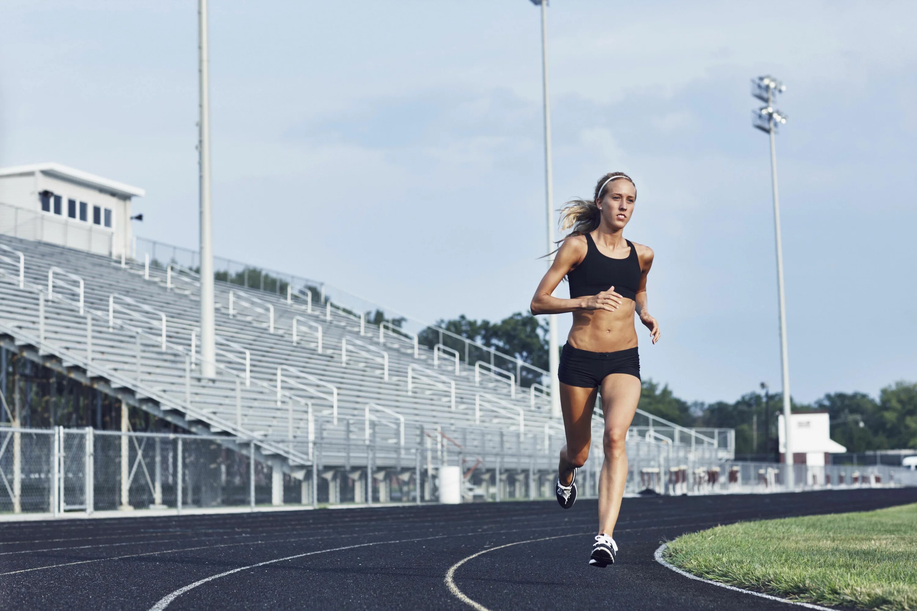 Бег обложка. Бег на тренажере. Ходьба от бедра. Run blonds. Arena running