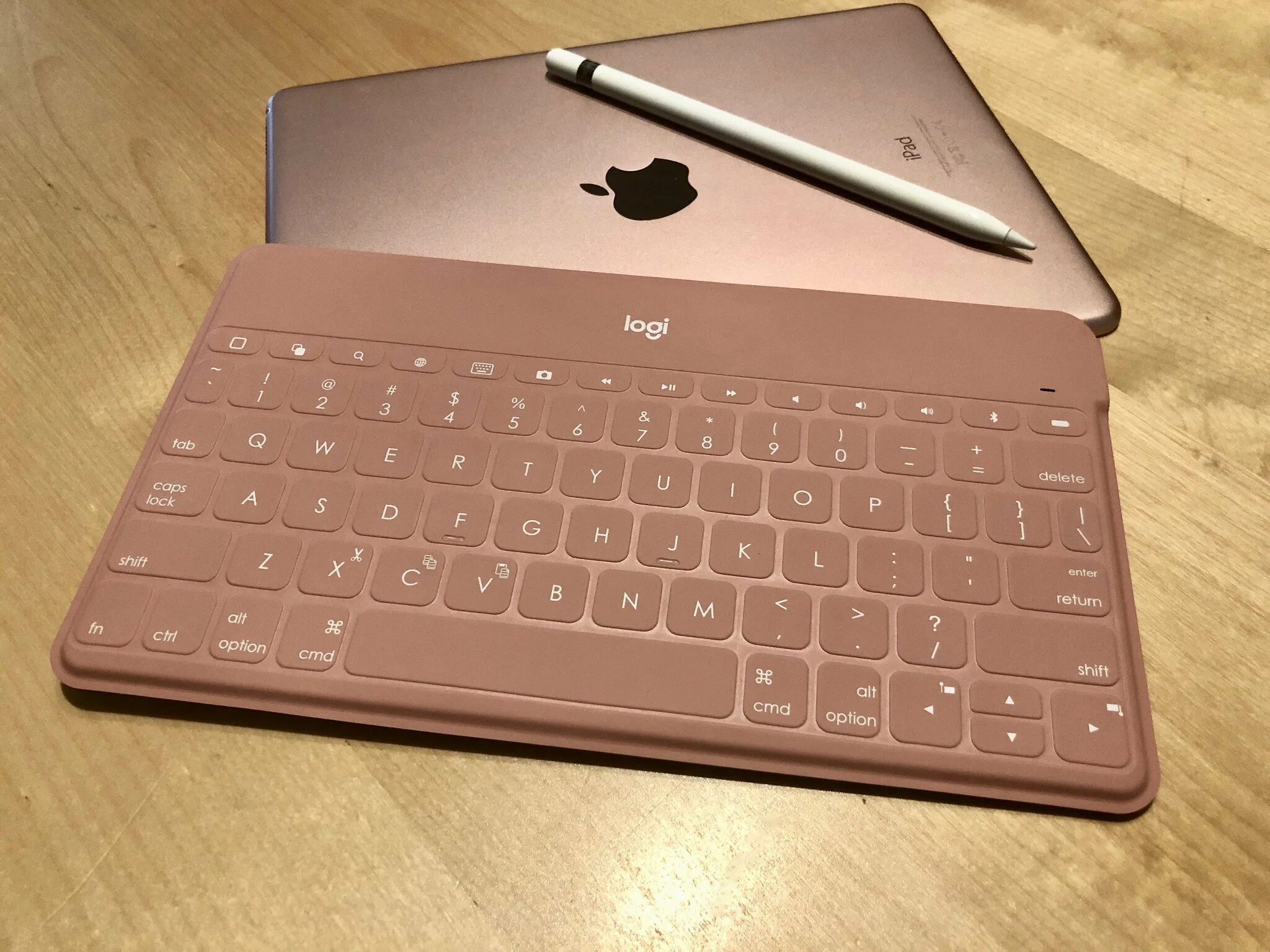 Logitech keyboard for ipad 2019. Key to go logitech с телефоном. Лоджитек key to go. Logitech keys to go. Клавиатура logitech keys-to-go.