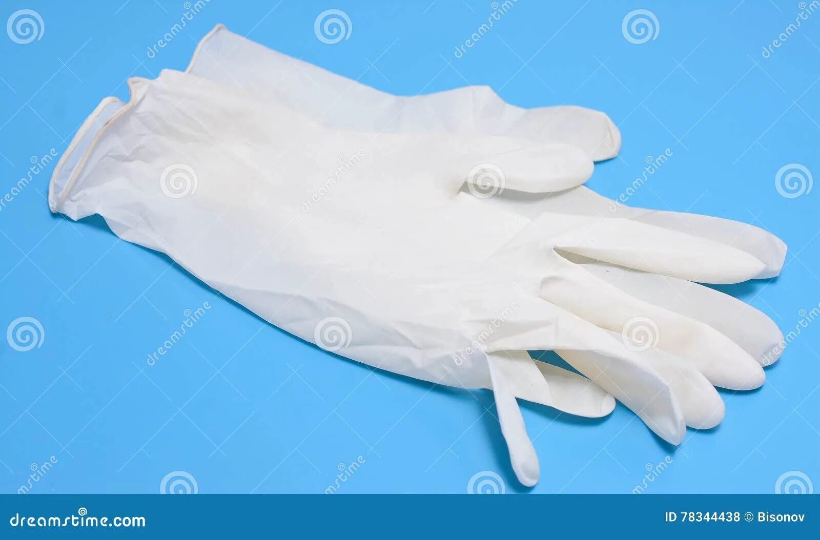 Перчатки медицинские белые. Медицинские перчатки лежат. Медицинские перчатки на столе. Медицинские перчатки лежат на столе. В мешке находится 20 белых перчаток