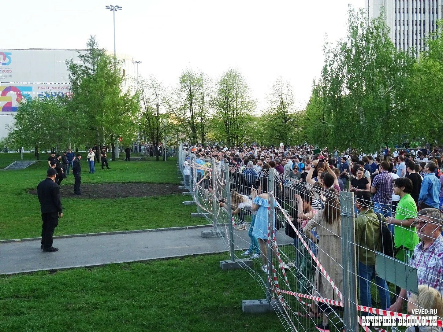 Митинги против строительства завода на байкале. Митинг екб сквер. Митинг против храма в екатеринбурге. Митинг против строительства храма в екатеринбурге. Местные жители против строительства шахты.