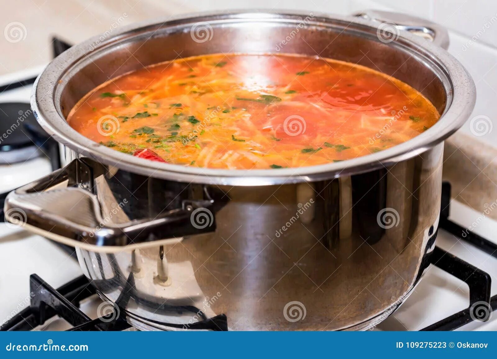 Кастрюля для супа сколько литров. Суп в кастрюле. Суп в маленькой кастрюле. Исландская кастрюля с супом. Суп в кастрюле сбоку.