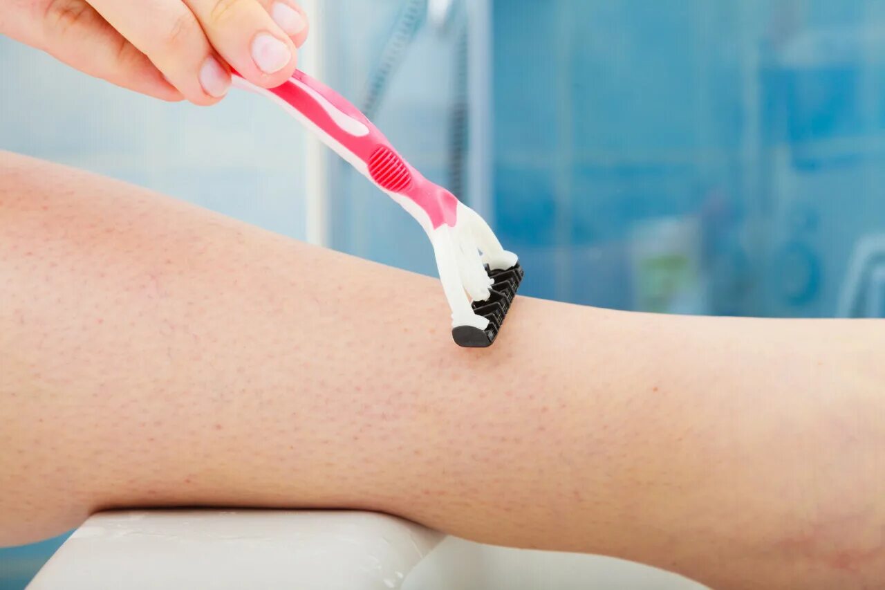 Девочки с бритыми ногами. Девочки бреются в ванной. Со скольки лет нужно брить девочкам. Бритье ног бритвой. Девушка бреет ноги.