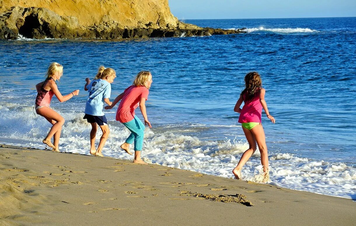 Дети на море. Лето пляж дети. Лето дети море. Детские пляжи.
