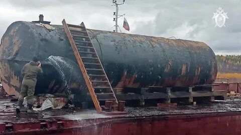 В цистерну заполненную нефтью поставили кран