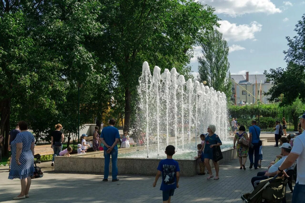 Энгельс центр города. Город Энгельс Саратовской области. Городская площадь Энгельс. Энгельс население 2000. Сколько лет энгельсу