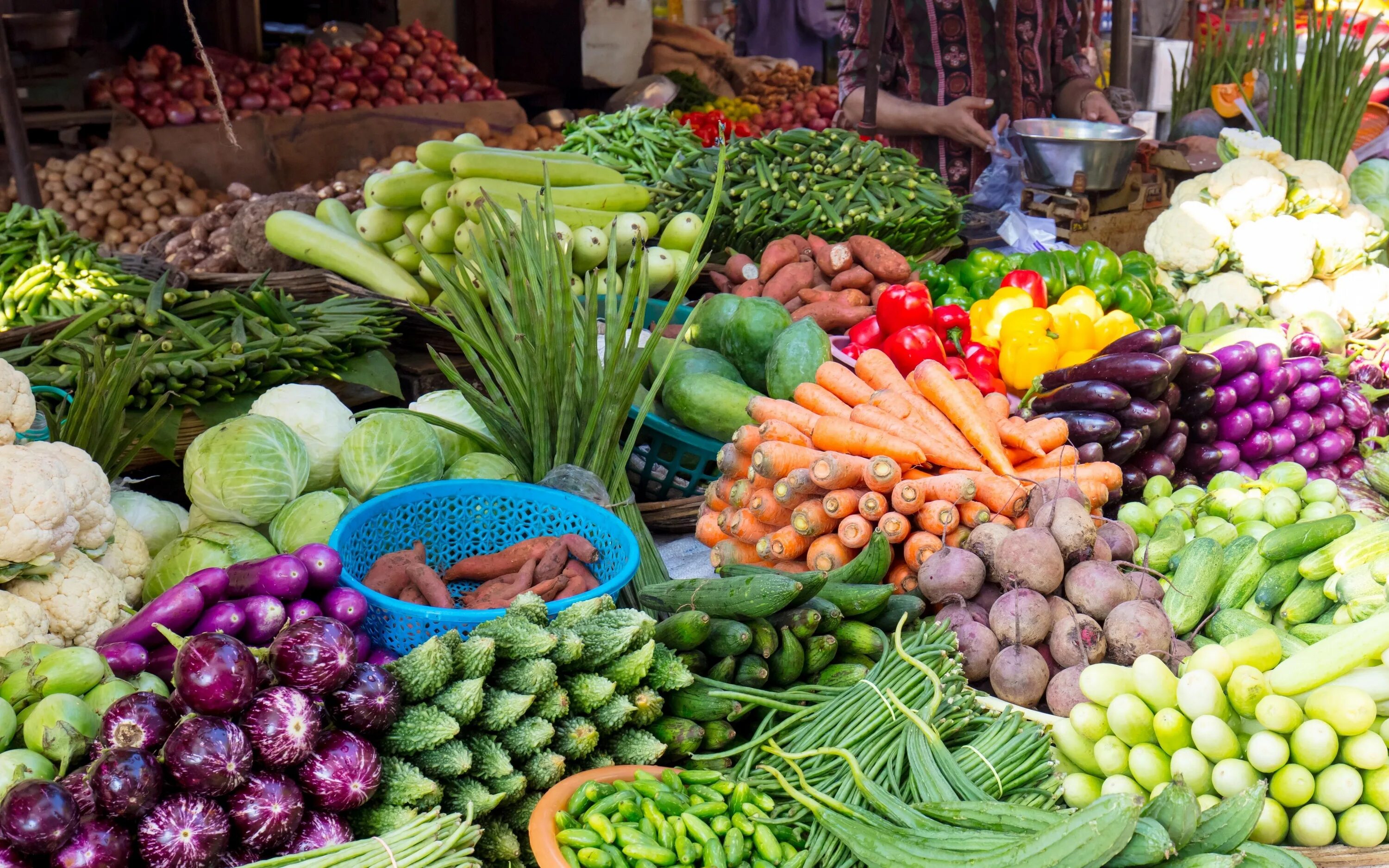 Сабзавот экинлари. Овощи на рынке. Фрукты и овощи Таджикистана. Фон рынка с овощами.