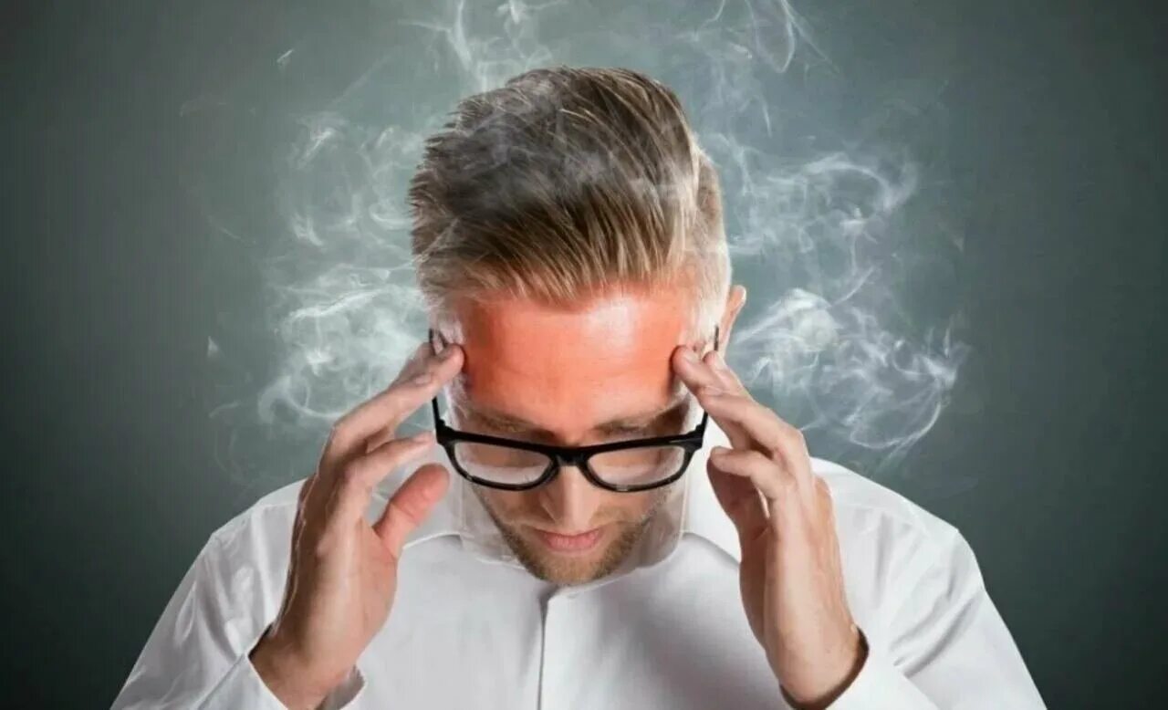 психическое напряжение человека. мозг кипит. страхи и сомнения. профессиональный стресс. женщина в стрессе.