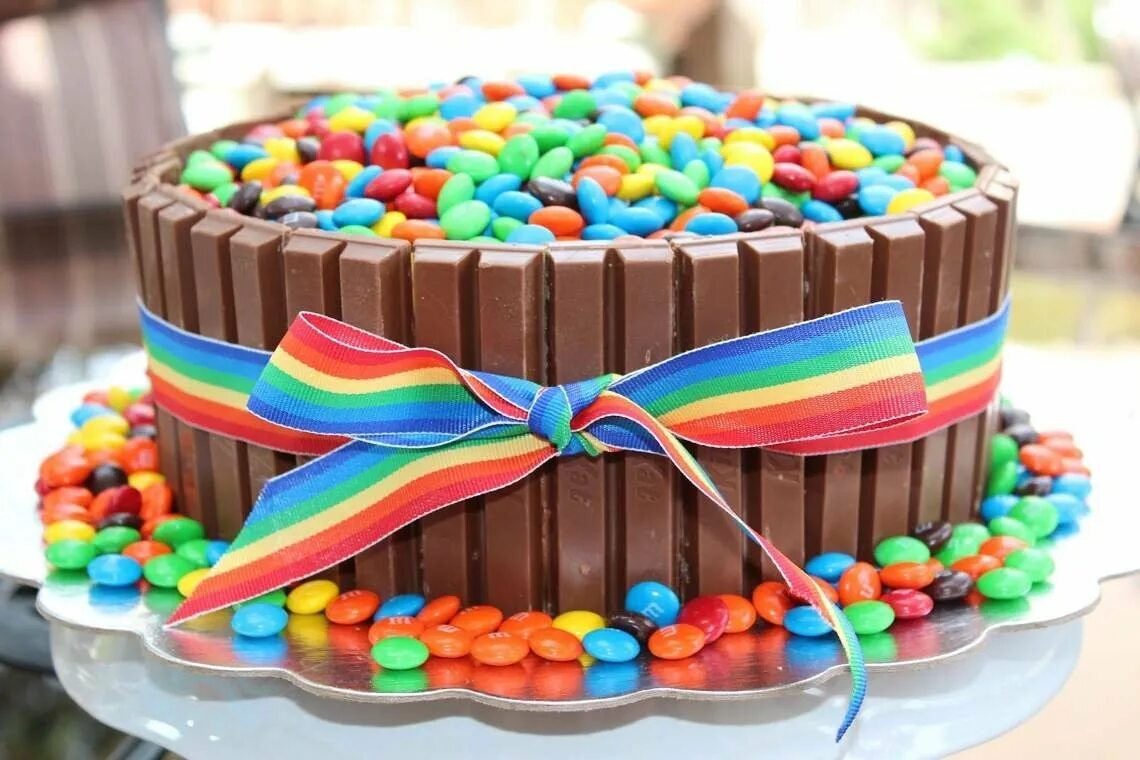 красивые необычные торты. идеи для торта на день рождения. украсить детский торт своими руками в домашних. украшение торта сладостями. украшение торта для мальчика.