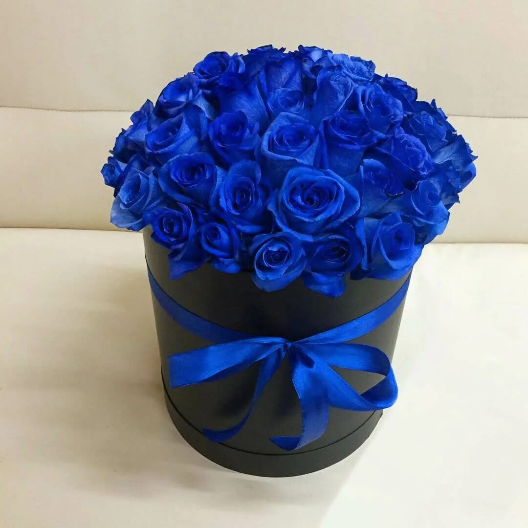 Синяя 25. Синие розы в коробке. Синяя роза. Букет синих роз. Синяя шляпная коробка.