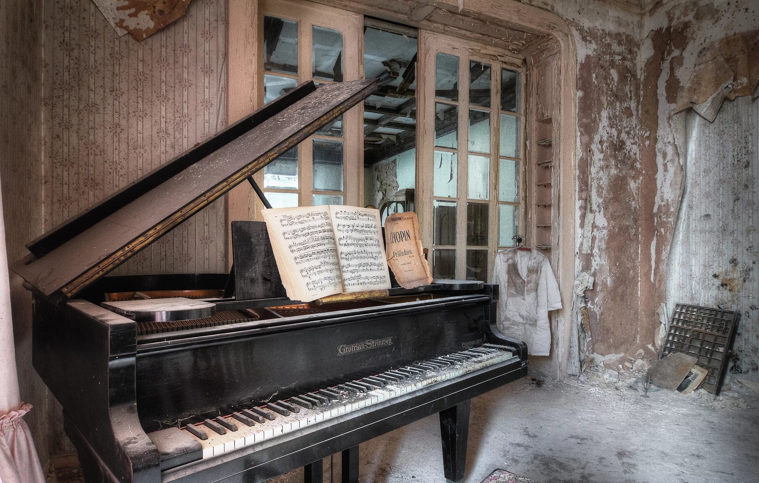 Старинное название фортепиано. Старинное пианино. Старые пианино. Старинный рояль. Красивое пианино старинное.