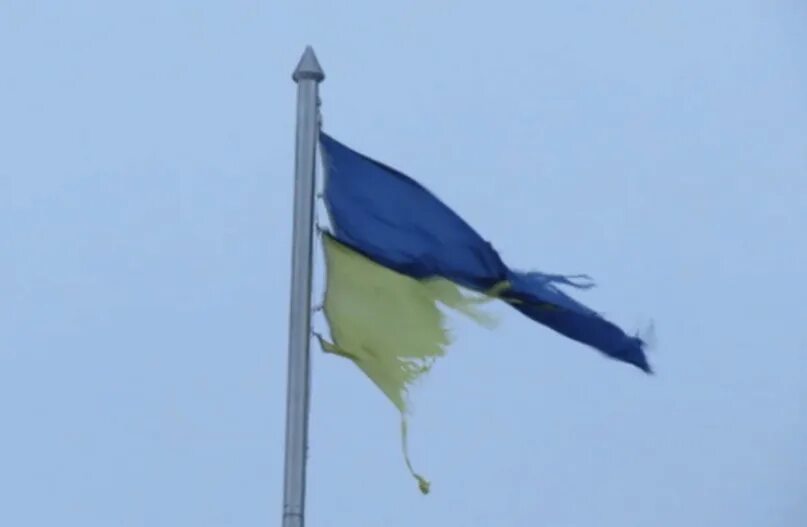 Зорваный флаг ураины. Разорвать украинский. Флаг харькова. Зорваный флаг ураины. Рваный флаг украины.