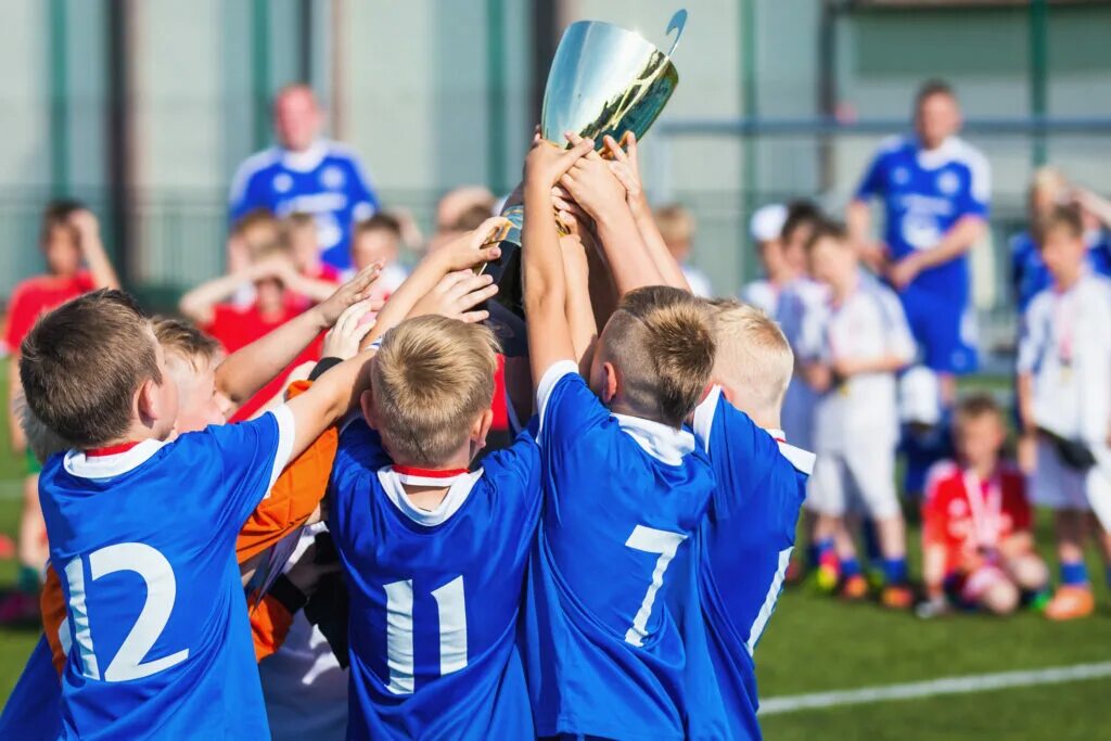 5 спортивных команд. 5 спортивных команд. 5 спортивных команд. Футбольная школа. 5 спортивных команд.