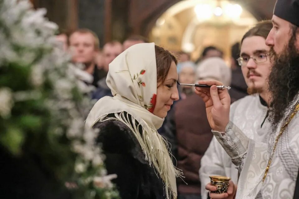 Православные духовный сан. Православные люди. Радостные люди в храме.
