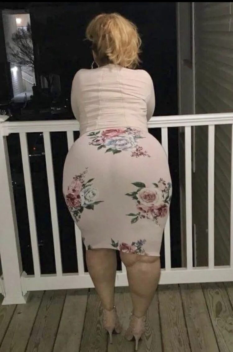 Pawg wife. Женщины с большими попами в платьях. Взрослая женщина с большой попой. Взрослые женщины с большими ягодицами.