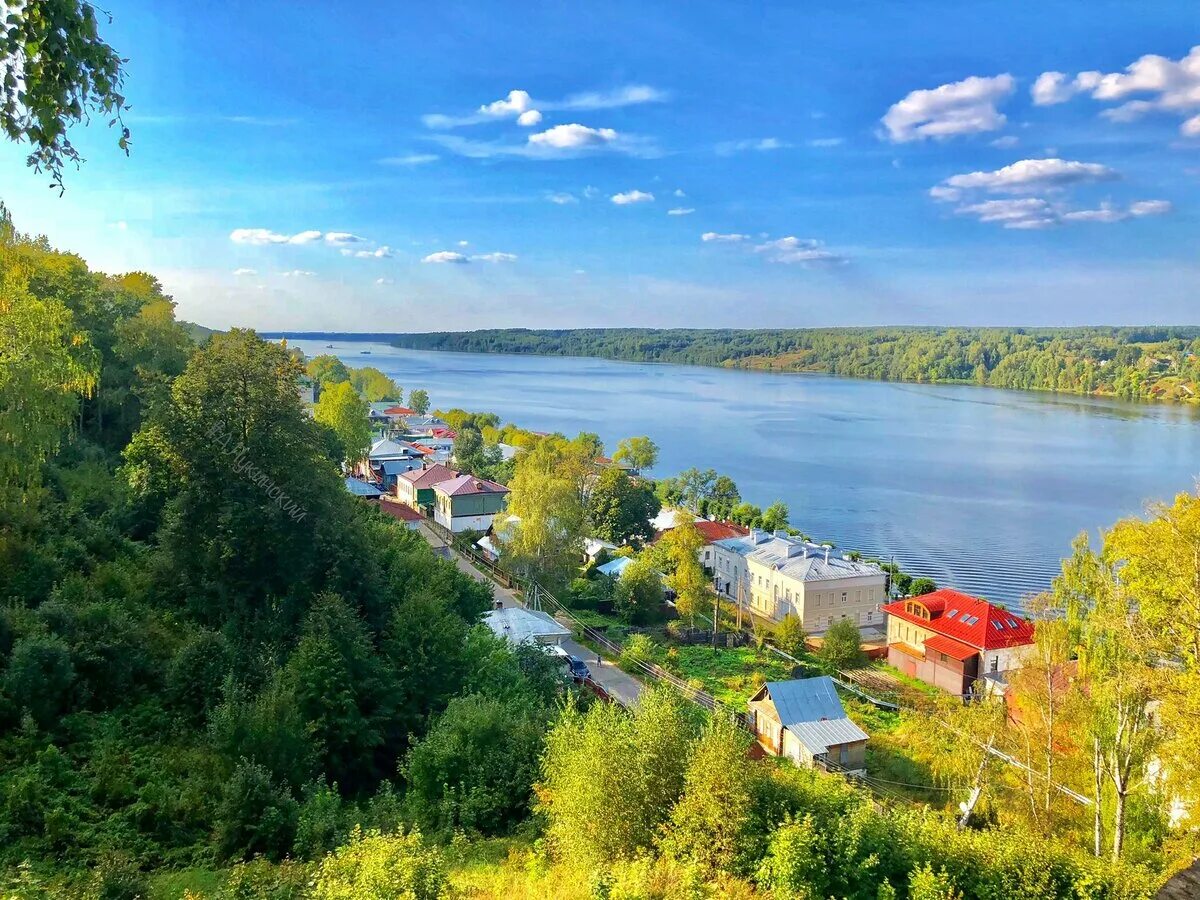 В каком городе находится плес. Ивановская область город плеск. Река Волга Плес. Плесс Волга Ивановская область. Город Плес Ивановской области.