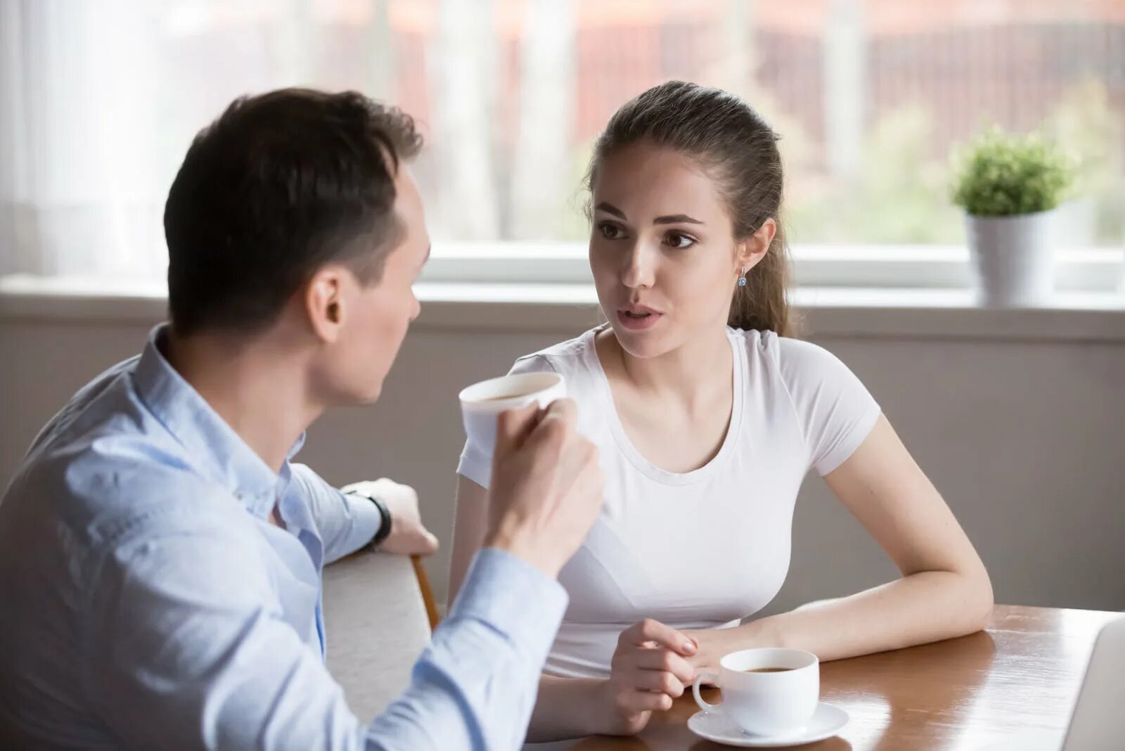 She met a woman. Социально активные женщины. Women talking 2022. Couple talking. Man talking.