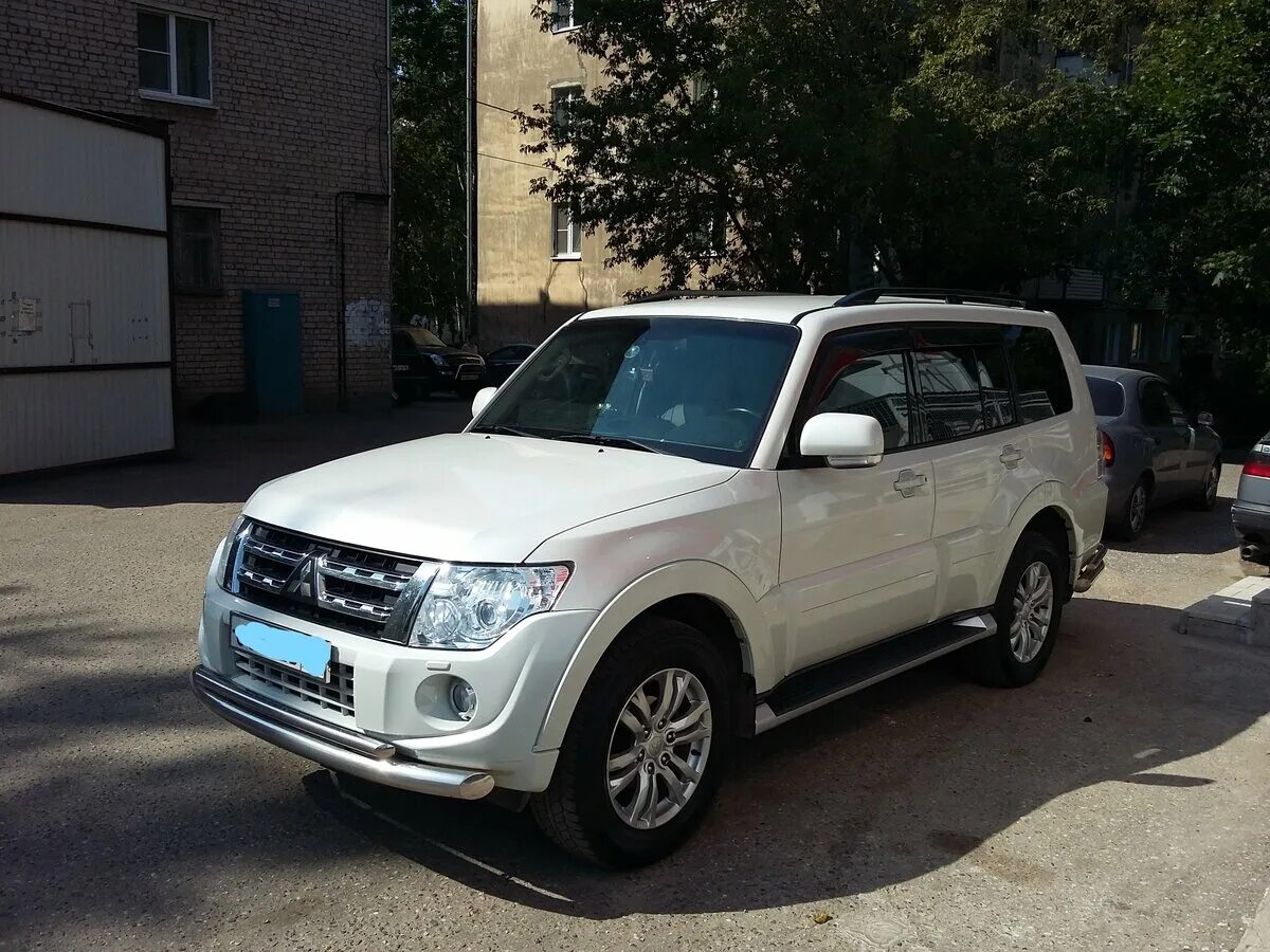 Мицубиси паджеро бу москва. Pajero 4 белый. Митсубиси Паджеро 4 белый. Паджеро 4 Рестайлинг. Белый Паджеро 4 2010г.