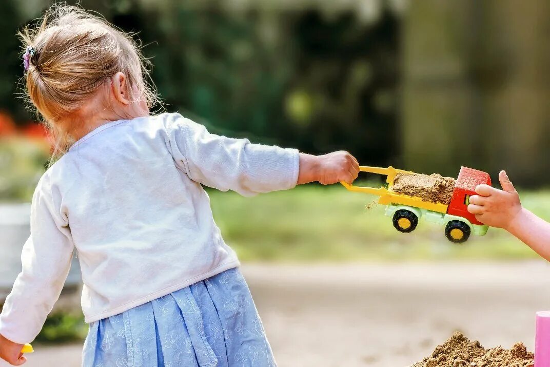 Дети делятся игрушками. Дети делятся игрушками. Ребенок не дает игрушки. Делиться игрушками. Ребенок отбирает игрушку.