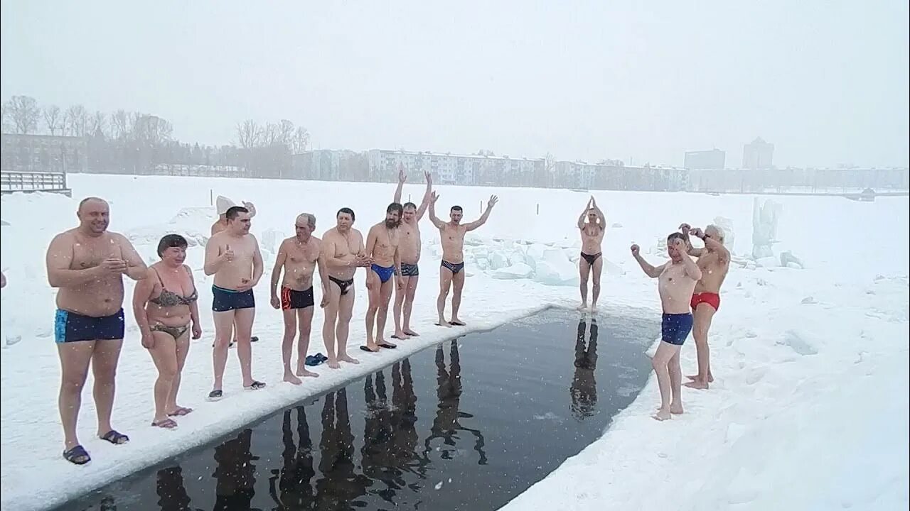 Купание моржей в проруби. Закаливание купание в проруби. Зимние купания в проруби. Моржи купаются в проруби. Хоккей купание