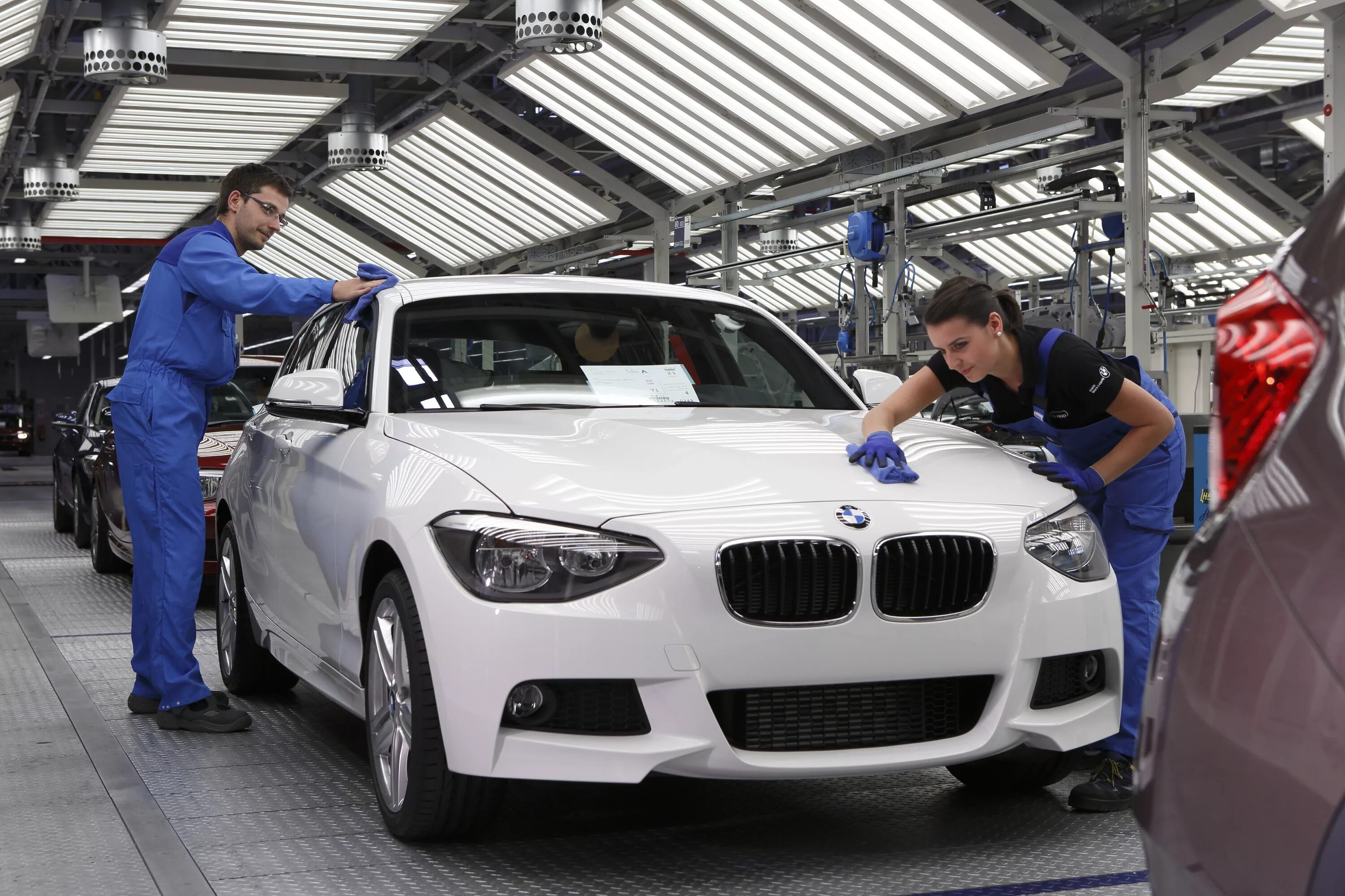Что производит бмв. Что производит бмв. Баварский моторный завод bmw. Что производит бмв. Завод бмв.