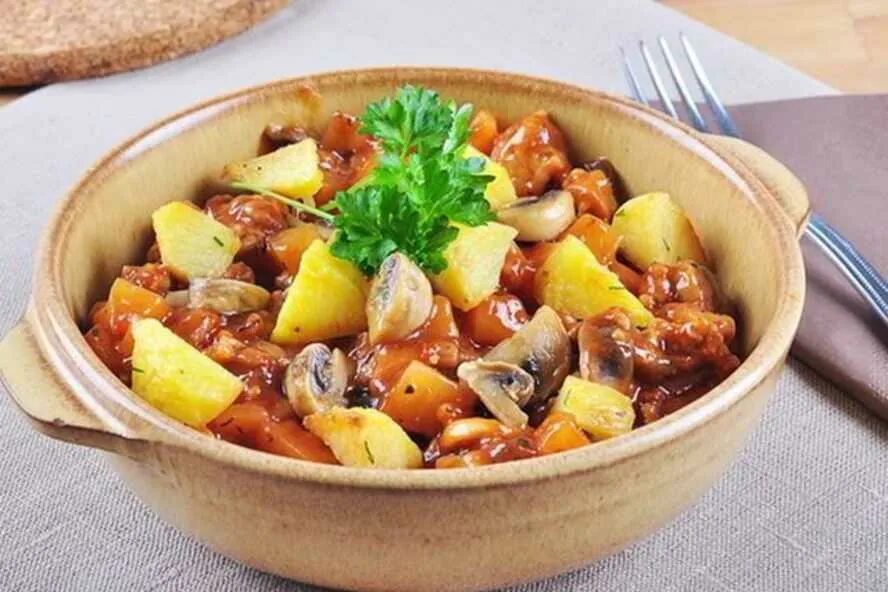 Как сделать жаркое дома. Жаркое с овощами. жаркое из свинины с овощами. жаркое с картофелем. жаркое с картофелем и овощами.