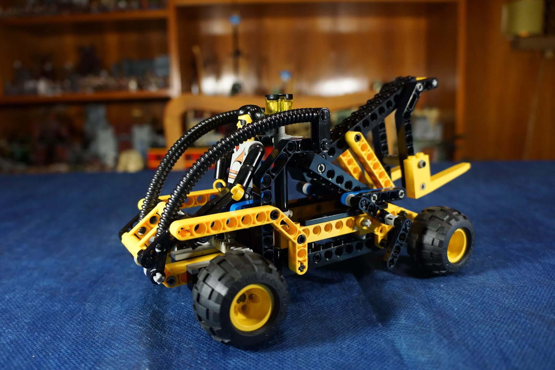 Лего самоделки лего техник. Lego technic самоделки. Лего техник 42050 самоделки. Lego technic amg chassis. Lego technic supercar moc.