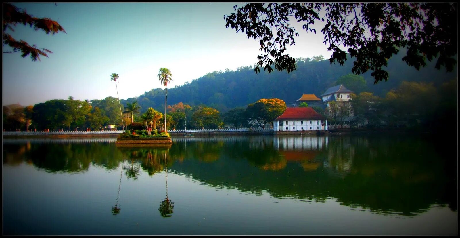 Озера шри ланки. Озеро Канди Шри Ланка. Kandy Lake Канди. Озеро Канди Канди Шри-Ланка фото. Шри Ланка озеро Бейра.