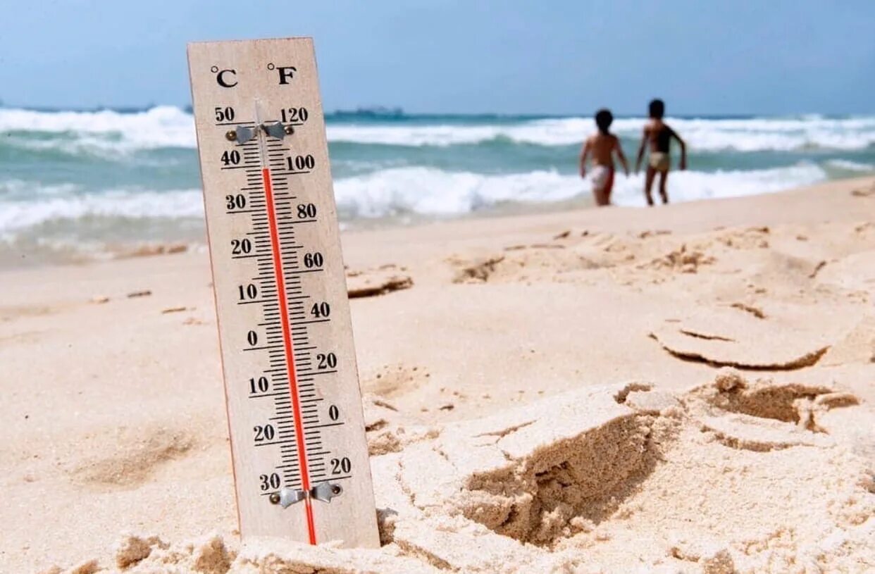Самый теплый климат в мире. Жаркий климат. Термометр на пляже. Жара. Климат жара.