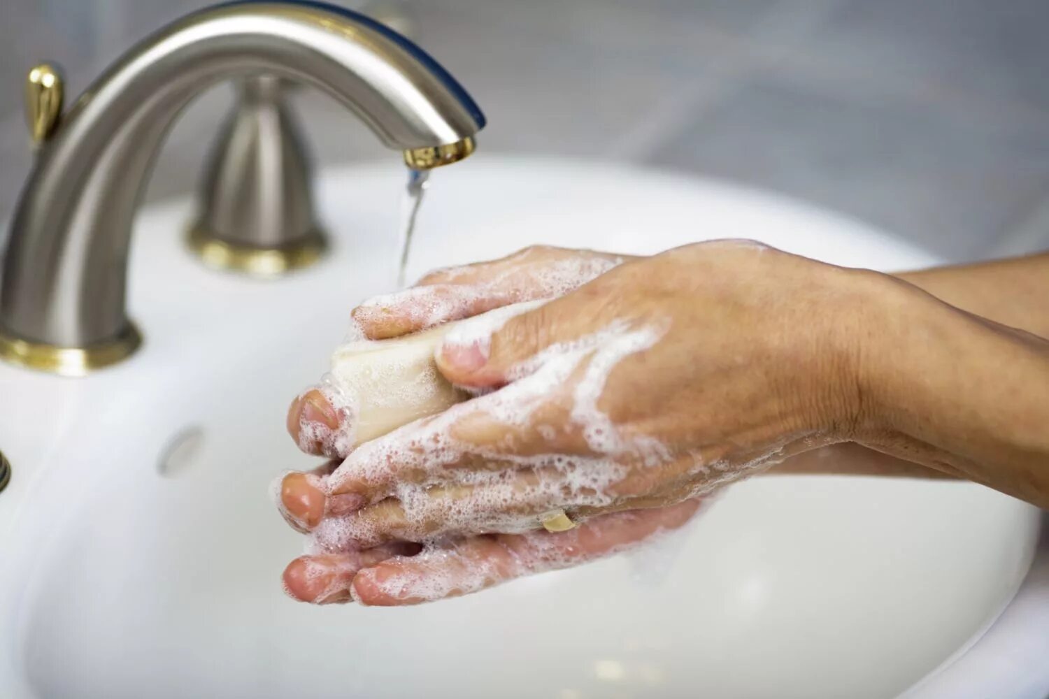 I wash my face and hands. Мытье рук перед едой. Мыть руки. Мытье рук с мылом. Моем руки с мылом.