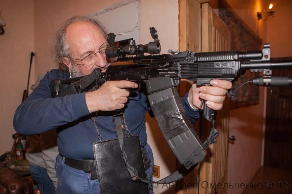 Как называется человек автомат. Калашников михаил тимофеевич (10 ноября 2009 года). Солдат с автоматом ак-47. Калашников анатолий александрович княгинино. Держит автомат.