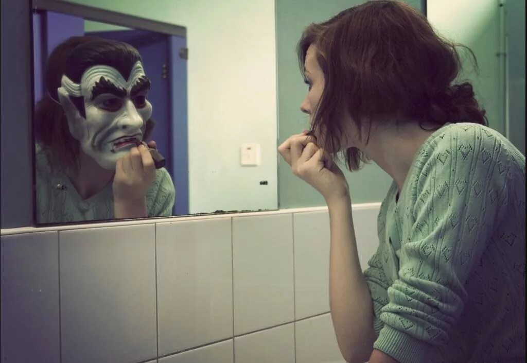 Однажды ты понравишься себе в отражении. Человек в зеркале. Человек отражается в зеркале. Отражение в зеркале. Отражение себя в зеркале.