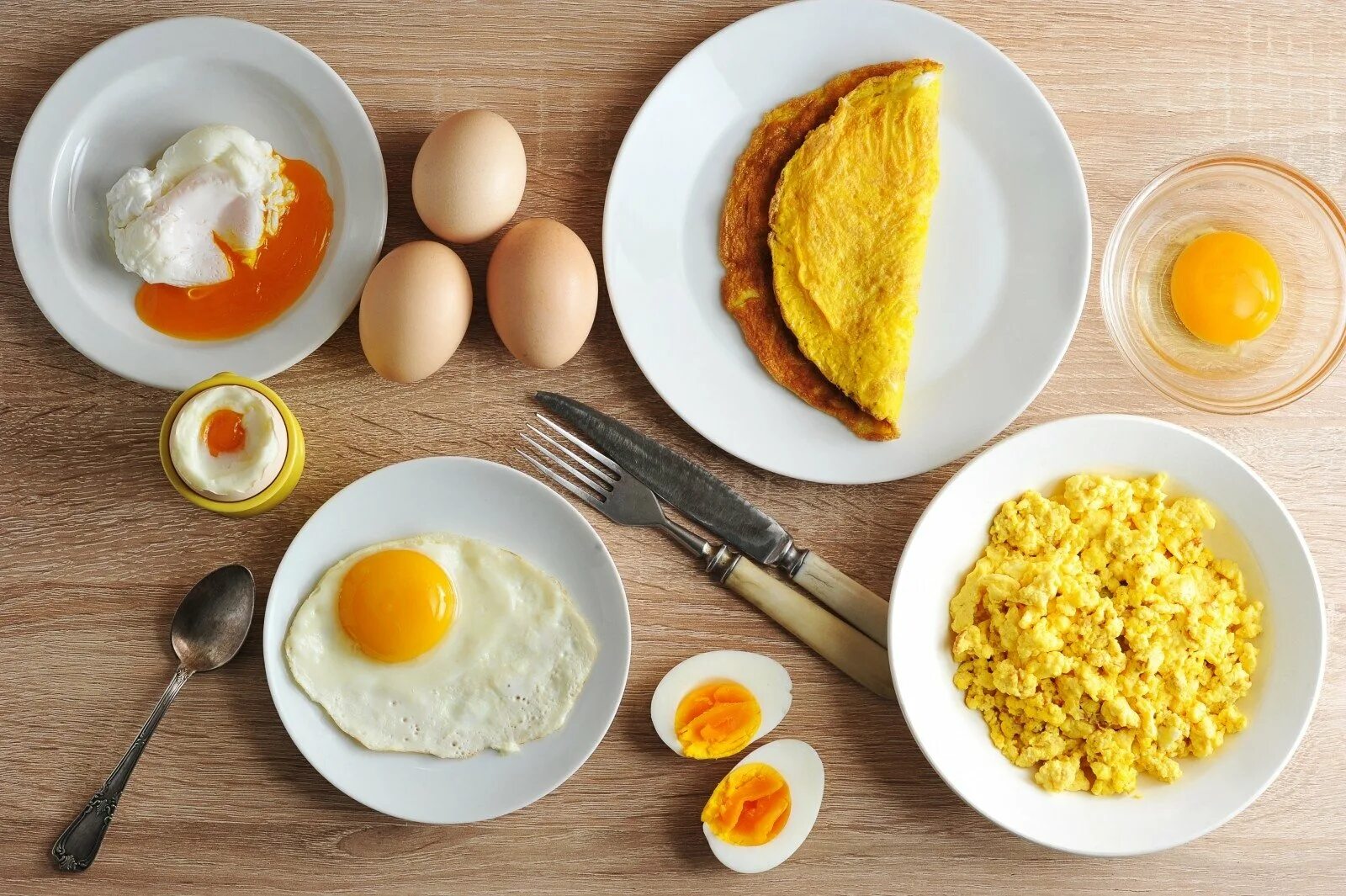 Яичный пост. Завтрак с вареными яйцами. Омлет из яиц. Яичница для завтрака. Полезный завтрак с вареными яйцами.