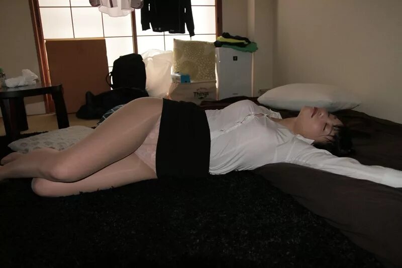 Спящие пьяные японцы. Спящие пьяные японцы. Саори такидзава. Спящие пьяные японцы. Спящие пьяные японцы.