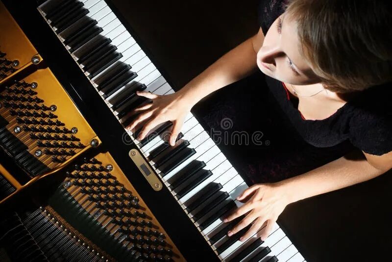 Рояль в ночи футаж. Человек за ноутбуком картинки. Пианино и пианист. She playing the piano. Девушка и пианино.