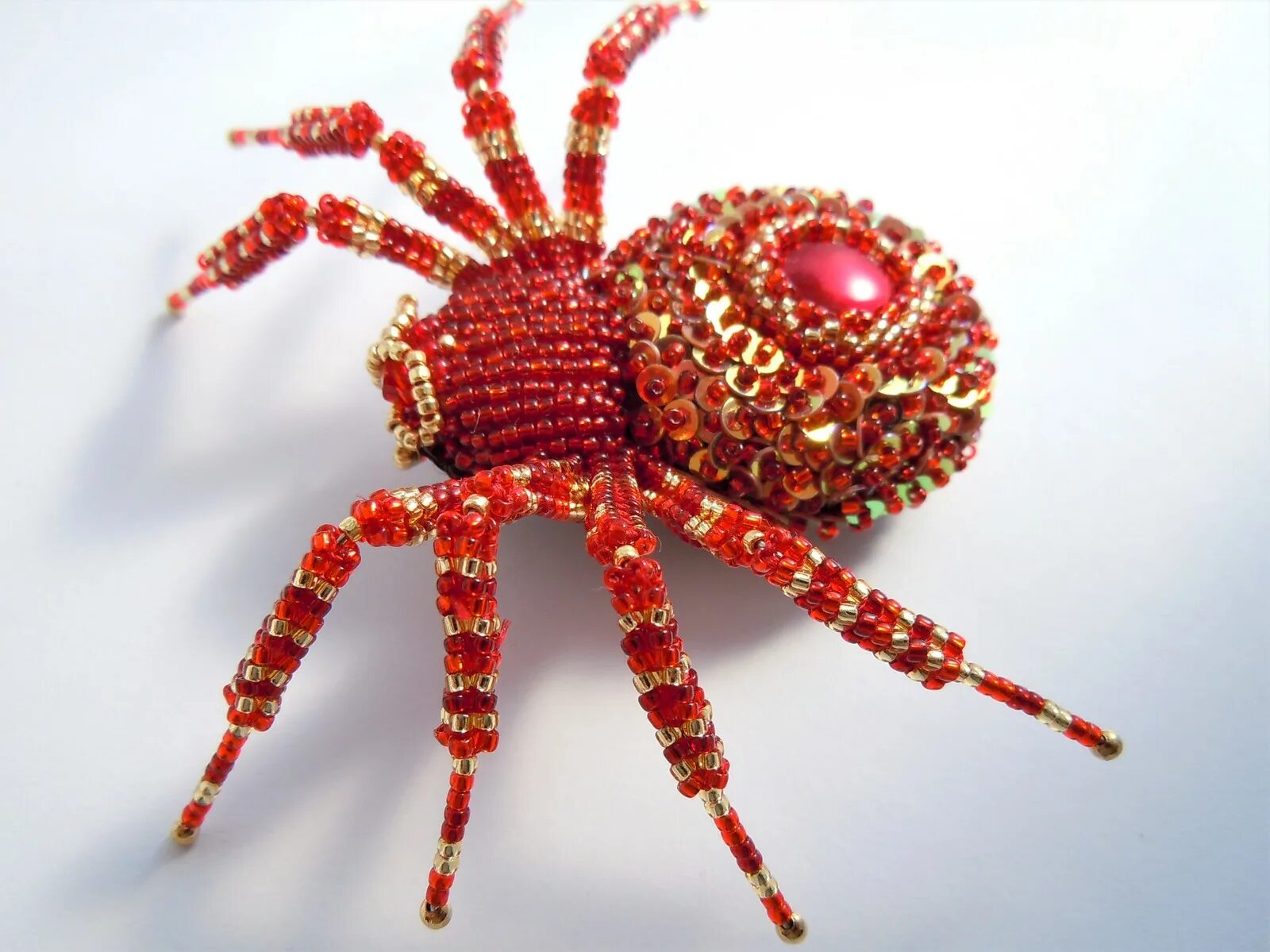брошь паук из бисера. схемы для бисероплетения паук. бисероплетение для начинающих паук. паук из бисера объемный. бисероплетение паук.
