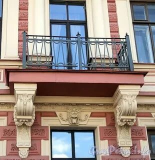 Дом с одним балконом в петербурге
