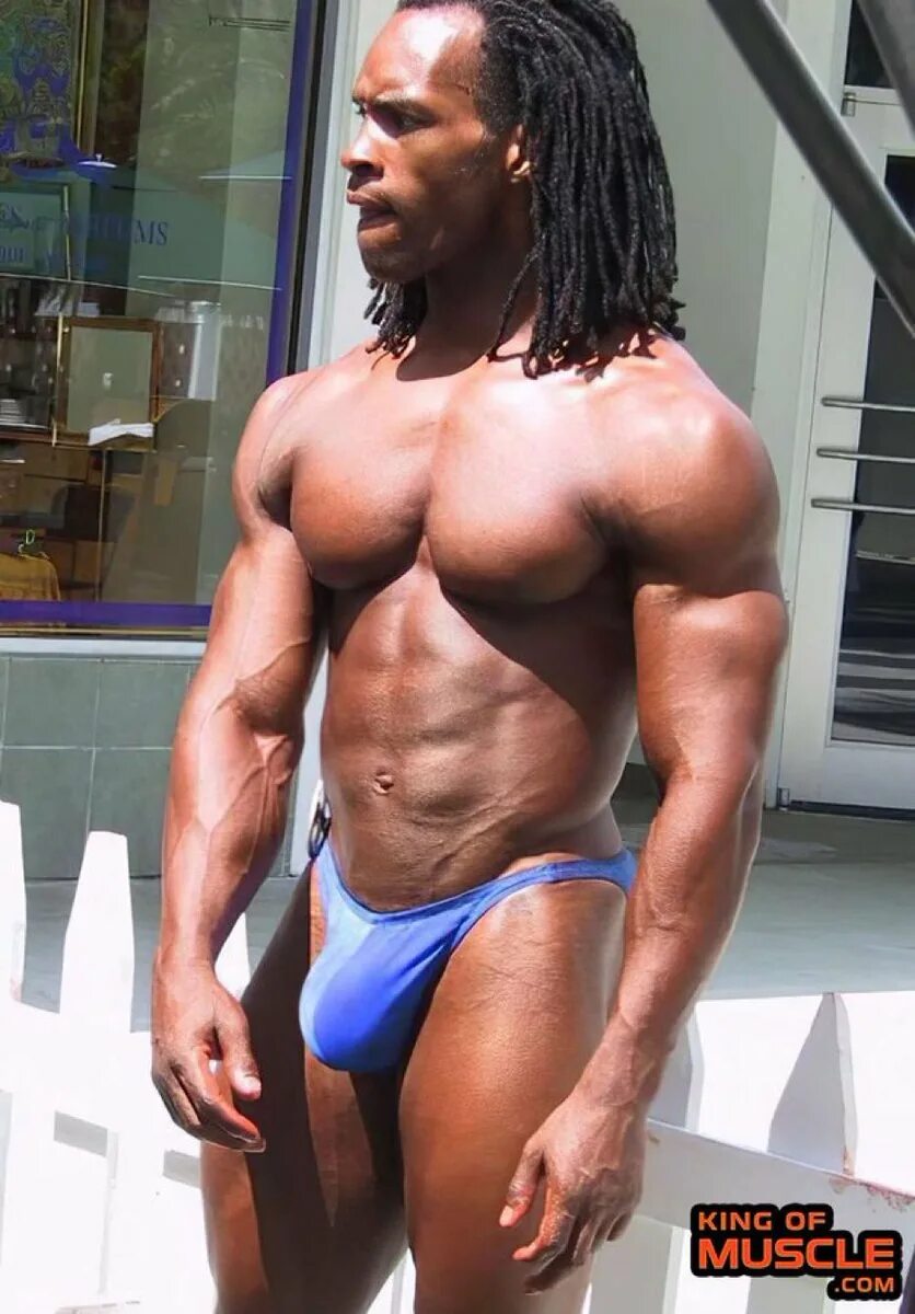 Черный бодибилдер. Black man bulge. Black men in speedos. Black man speedo. Shave dick