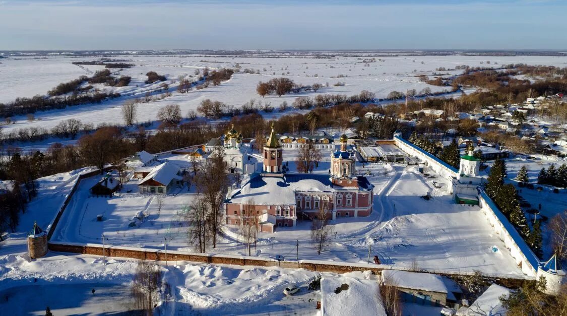 Погода в солотче. Рязань поселок Солотча. Монастырь Солотча Рязанская область Рождество. Курортный поселок Солотча. Солотчинский монастырь зимой.