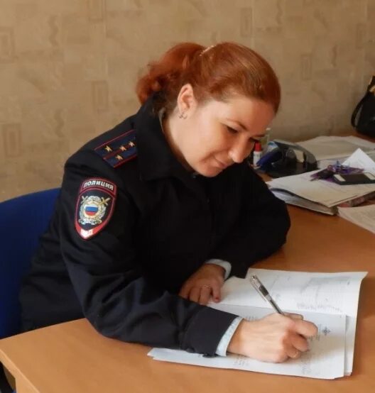 Следователь по делам несовершеннолетних. Допрос несовершеннолетнего. Девушка пдн. Пдн смоленского района алтайского края. Инспектор по делам несовершеннолетних.