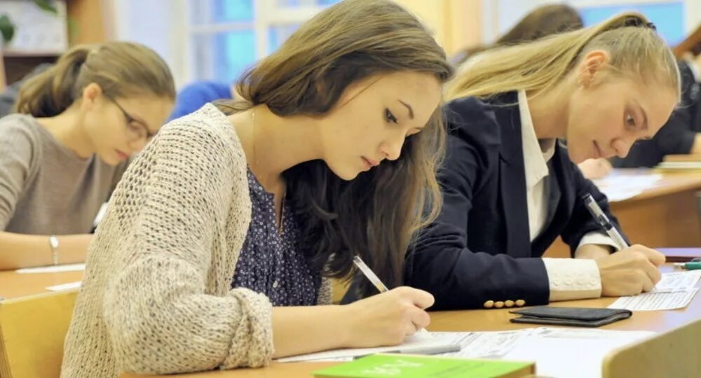 Диалог экзамен. Выпускники готовятся к экзаменам. ученик пишет огэ. выпускники школ экзамены. школьники пишут сочинение.