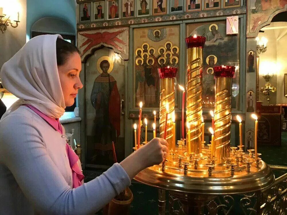 Как называются девушки в церкви. Девушка в храме. девушка молится в церкви. человек молится в храме. мольба в храме.